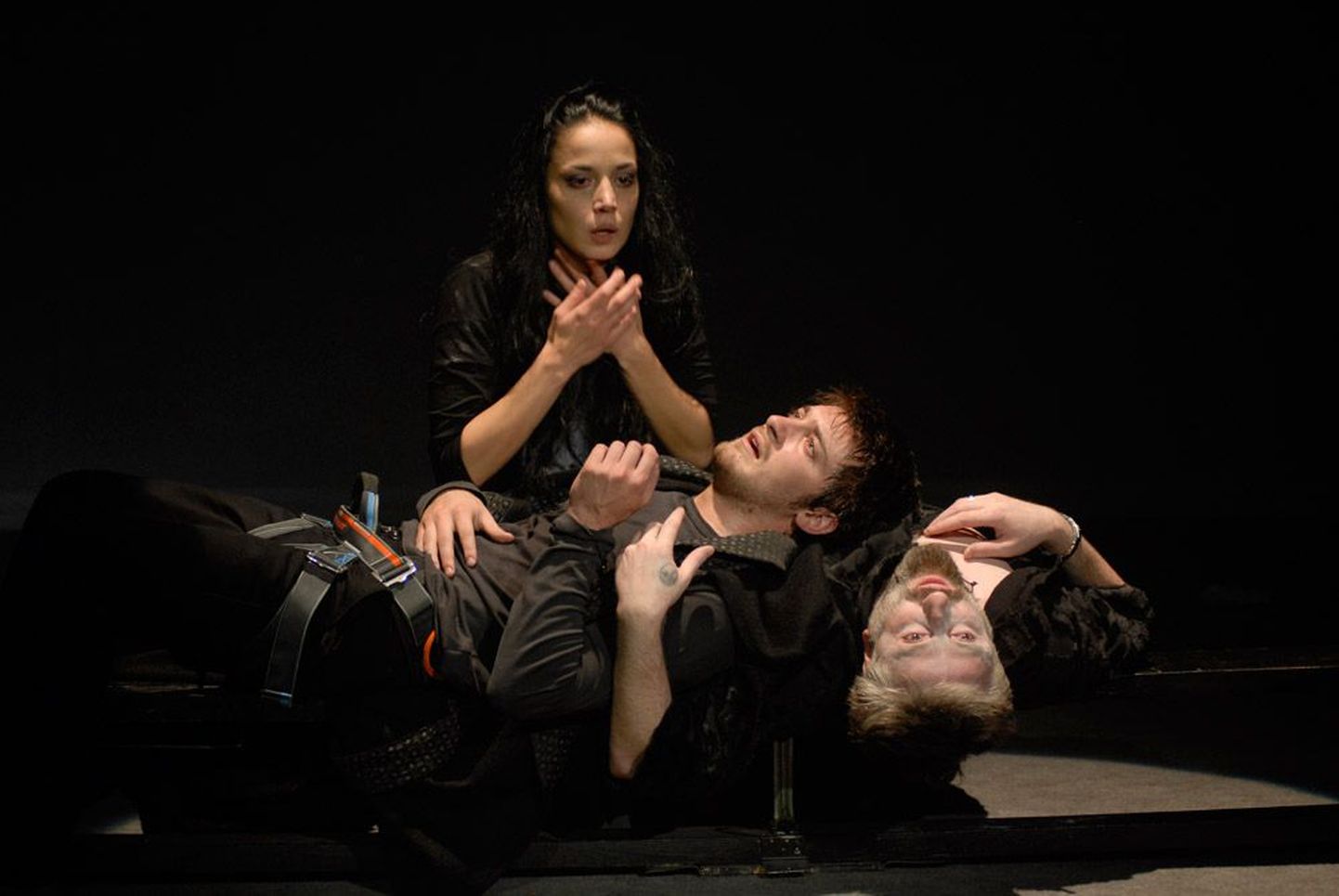 Kuninga tapmine: Leedi Macbeth (Nana Kalatozošvili, vasakult), Macbeth (Tornike Gogritšiani) ja Duncan (Aleksandre Begališvili).