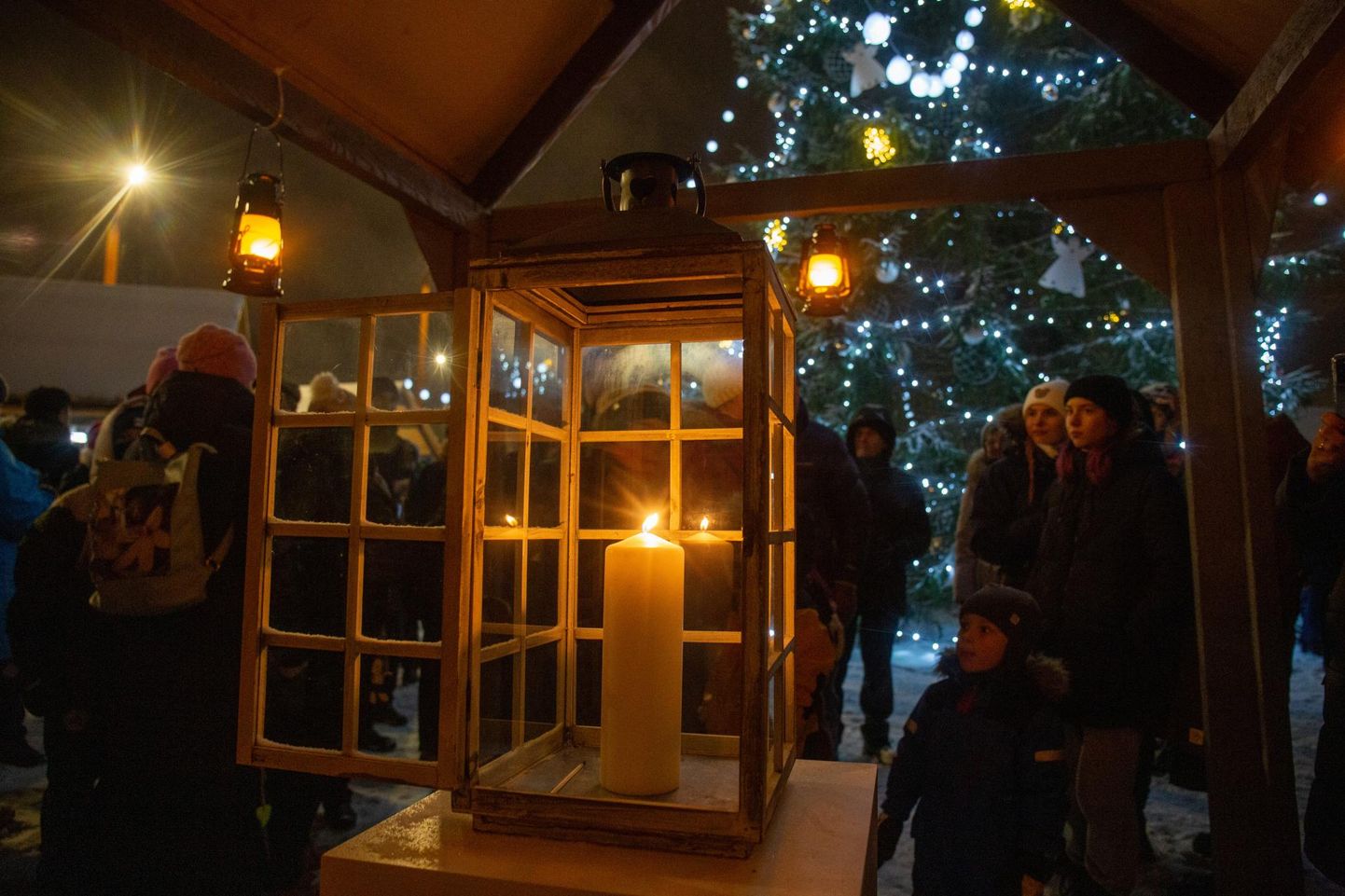 Laupäeva õhtul läidetakse tuledes Viljandi jõulupuu all advendiküünal.
