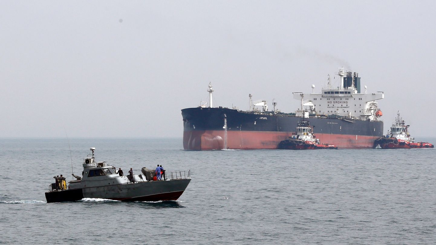 Irānas Revolucionārā gvarde cenšas kavēt Lielbritānijas naftas tankkuģi.