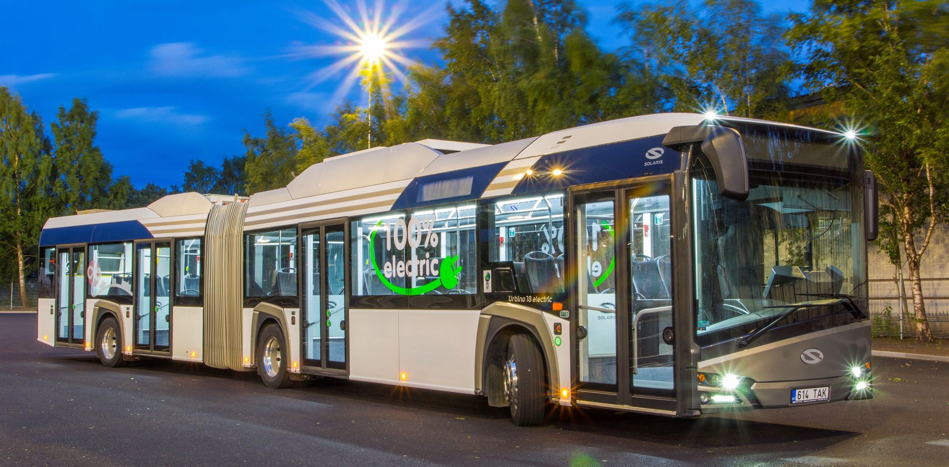В TLT протестировали первый электробус-гармошку на улицах Таллинна.