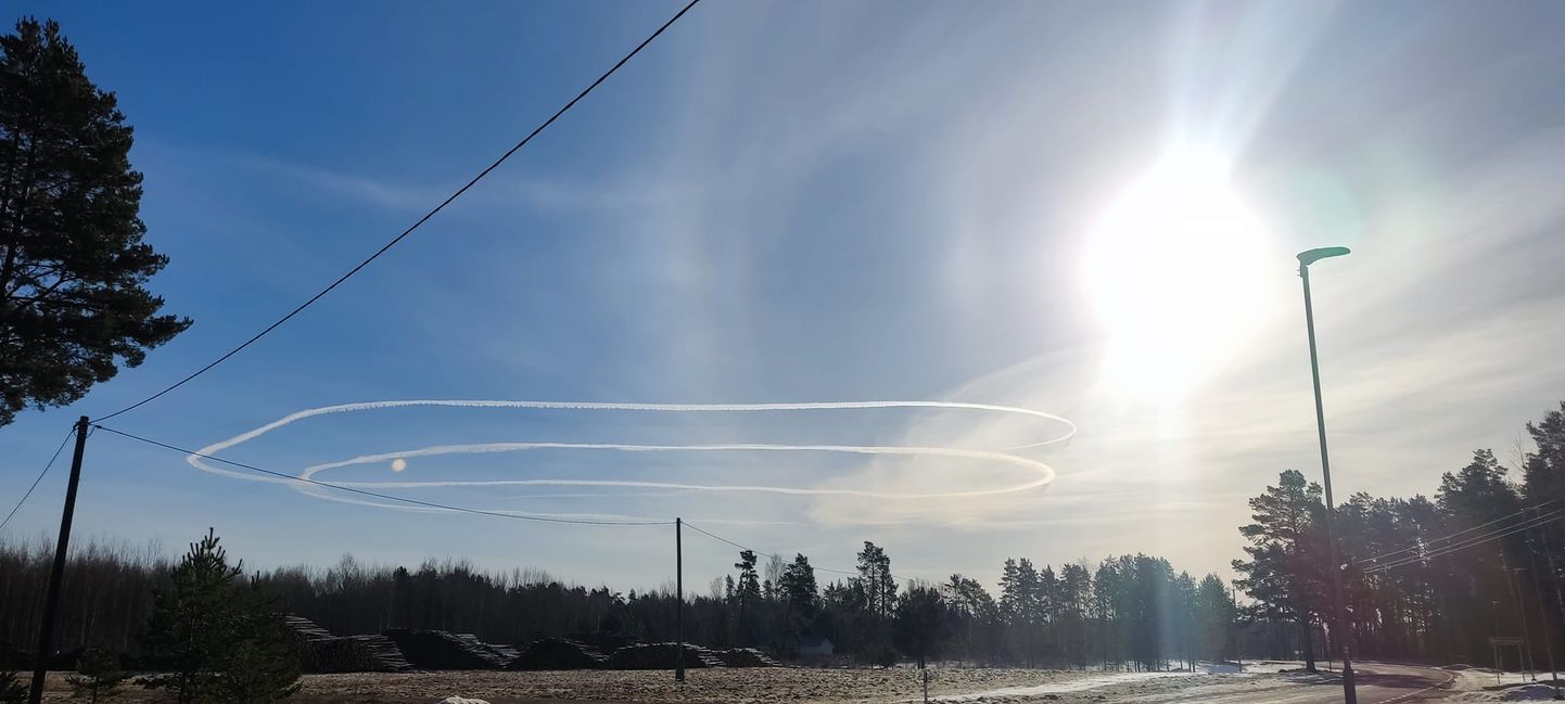 12. märtsi hommikul Värskas pildistatud Vene lennuki jälg.