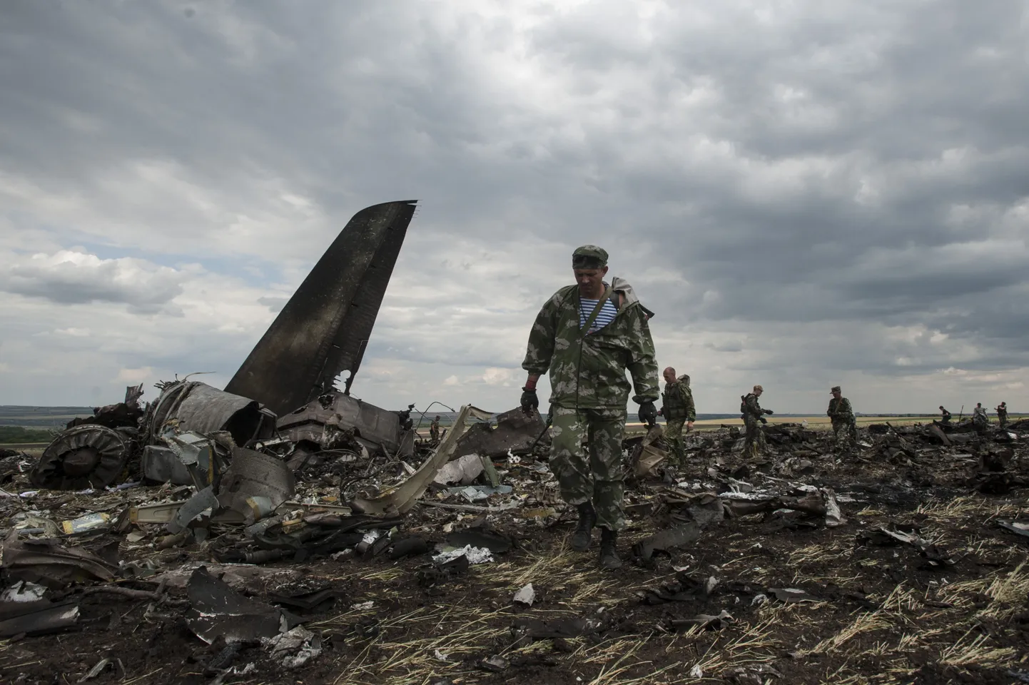 Separatistid allatulistatud Il-76 rusude juures.