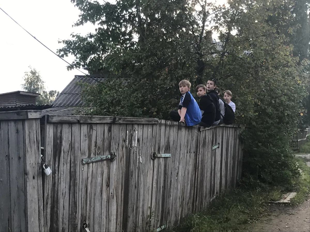 Need poisid on Nõukogude ajast ainult kuulnud, ja küllap on neil ka tegemised teistsugused kui Nõukogude aja poistel. Kambakesi aia otsas kõõlumine ja möödakäijate kommenteerimine on aga jäänud. Pildistamisele reageerisid nad nagu algajad avaliku elu tegelased. Keegi neist hüüdis: “Poisid, meid pildistatakse!”, mille peale ajasid nad kõik kaelad pikaks, et kes ometi ning järgmisel hetkel olid kõik aia otsast kadunud. Kahe päeva jooksul ei näinud ma Bogutšanõs ühtegi last, kes oleks tänaval kõndinud nina nutitelefonis. Siia on veel jäänud vana head lapsepõlve.