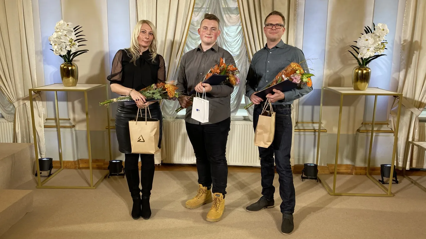Paremalt: praktikajuhendaja Martin Morel, parim kutseharidust omandav praktikant Andreas Tigasing ning Tartu kutsehariduskeskuse koolipoolne praktikajuhendaja Hellika Ivanov-Simson.