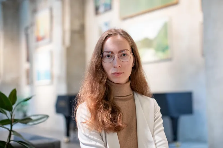 Heleen Laht töötab Elvas kokana. Suur armastus kirjutamise vastu tõi ta ajakirjandust õppima.
