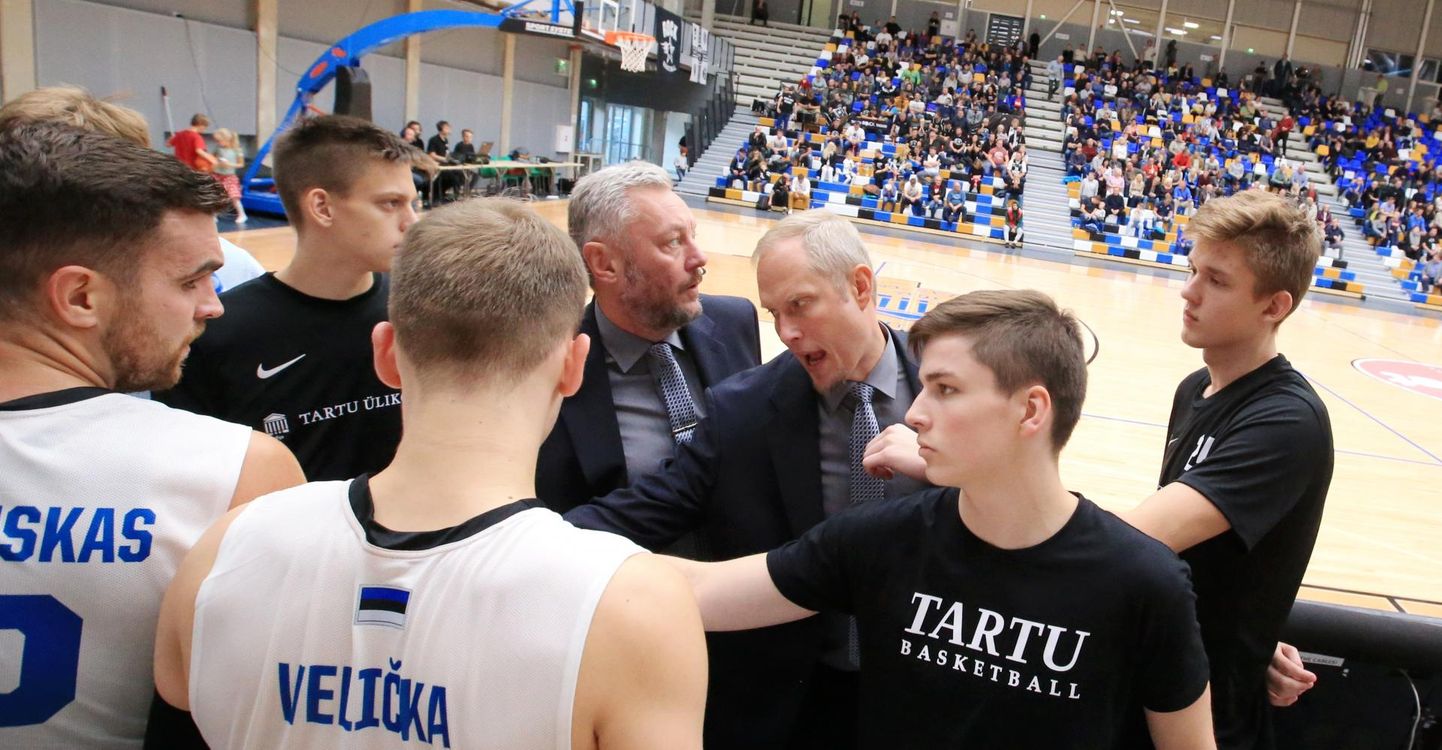 Tartu Ülikooli korvpallimeeskond alustas hooaega 79:59 võiduga Jurmala üle. Paralleelselt platsil toimuvaga käib Tartu korvpallis aga võitlus mõjuvõimu nimel, sest Tanel Teini juhitud initsiatiivgrupp pole nõus esindusmeeskonna praeguse ambitsiooniga.