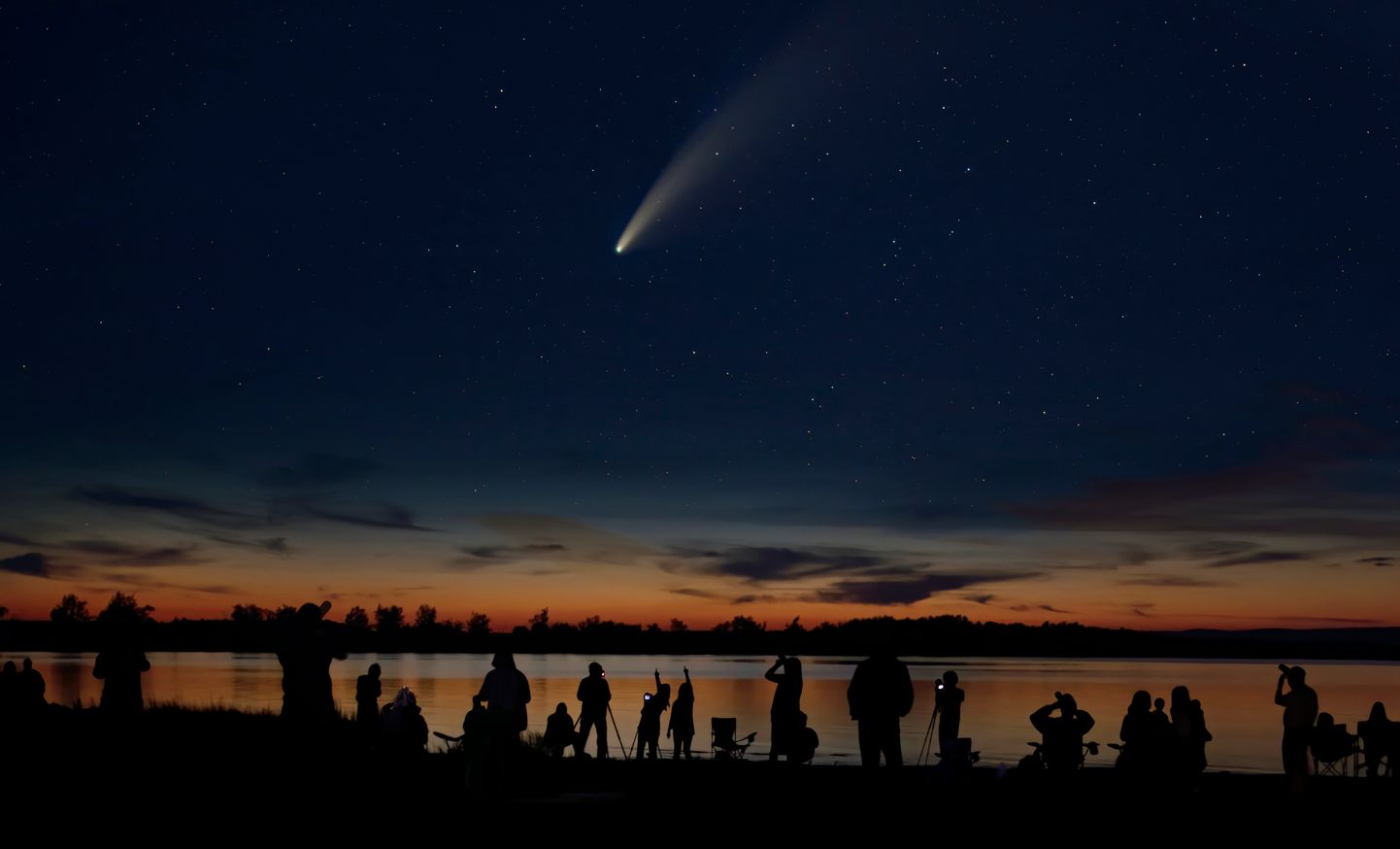 Inimesed vaatamas ja jäädvustamas komeeti. Pilt on illustreeriv