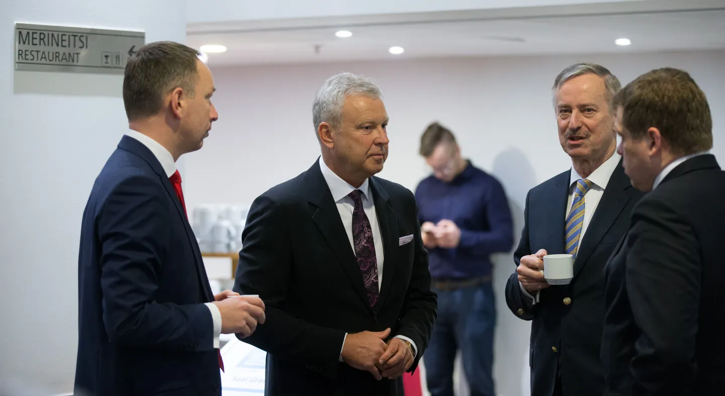 Paremalt: Lauri Hussar, Siim Kallas ja Aare Tark Postimehe ja advokaadibüroo Tark majanduskonverentsil.