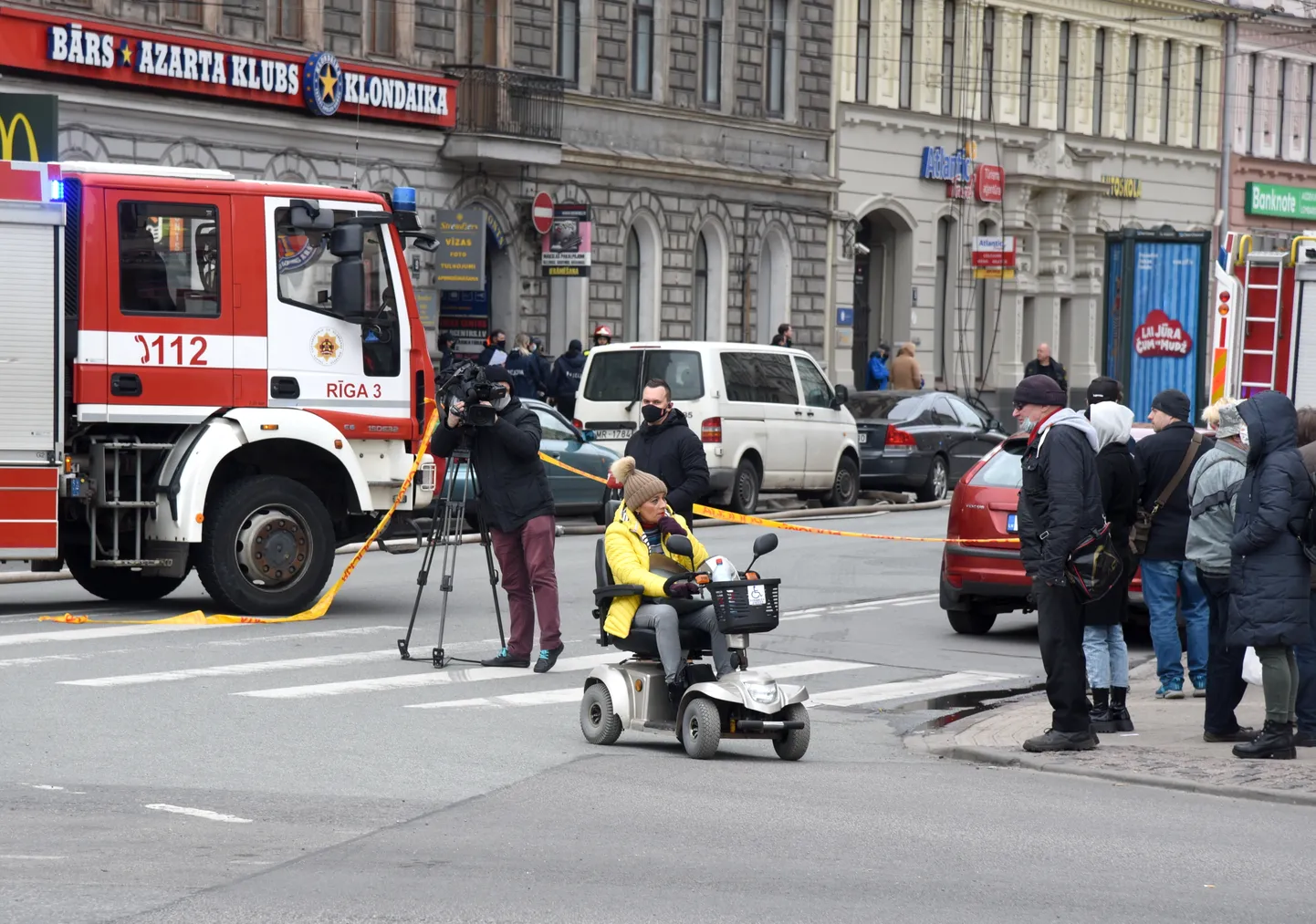 Ugunsdzēsēji likvidē ugunsgrēku hostelī Merķeļa ielā 8, kur aptuveni 140 kvadrātmetru platībā deg sestā jeb pēdējā stāva gaitenis un tam blakus esošās dzīvojamās telpas, gājuši bojā cilvēki.