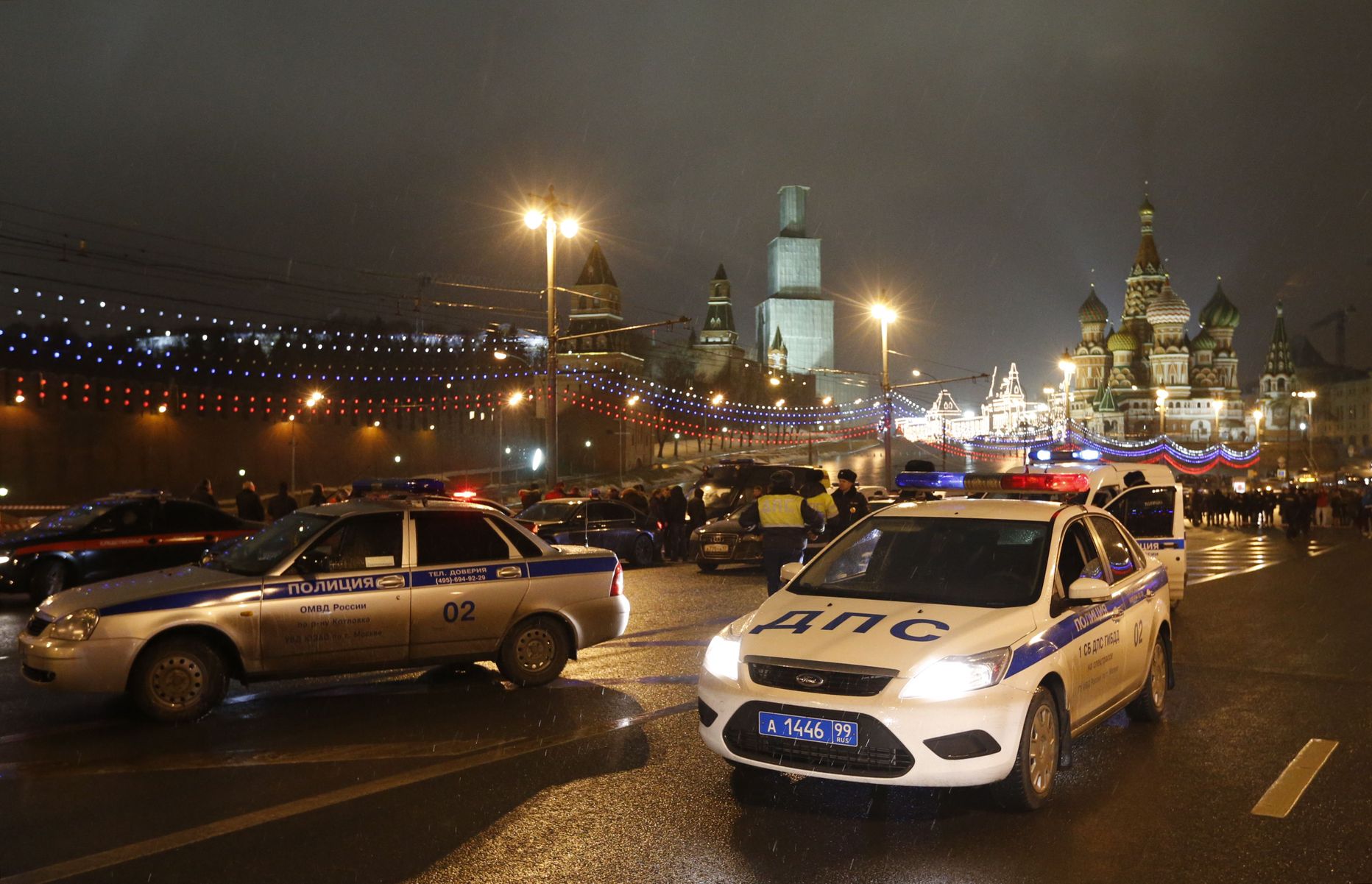 Politseinikud ja uurijad Boriss Nemtsovi mõrvapaigal Moskva kesklinnas.