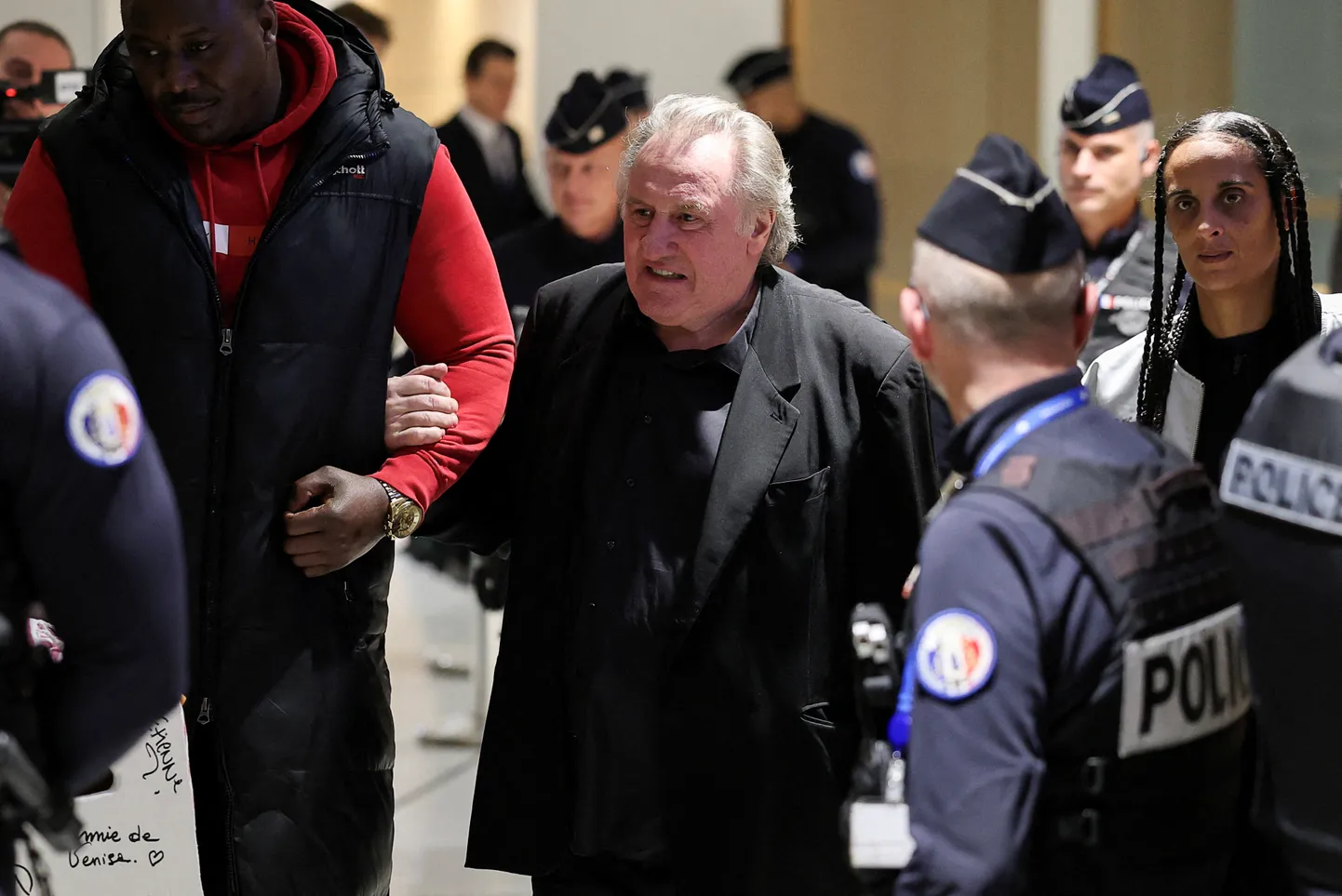Gérard Depardieu tõdes kohtus, et ei tea, mis on seksuaalne rünnak ning uskus, et see peab olema midagi «tõsisemat» kui naise tuharast kinni võtmine.