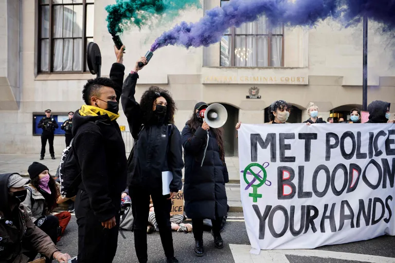Meeleavaldajad Londonis kohtumaja juures.