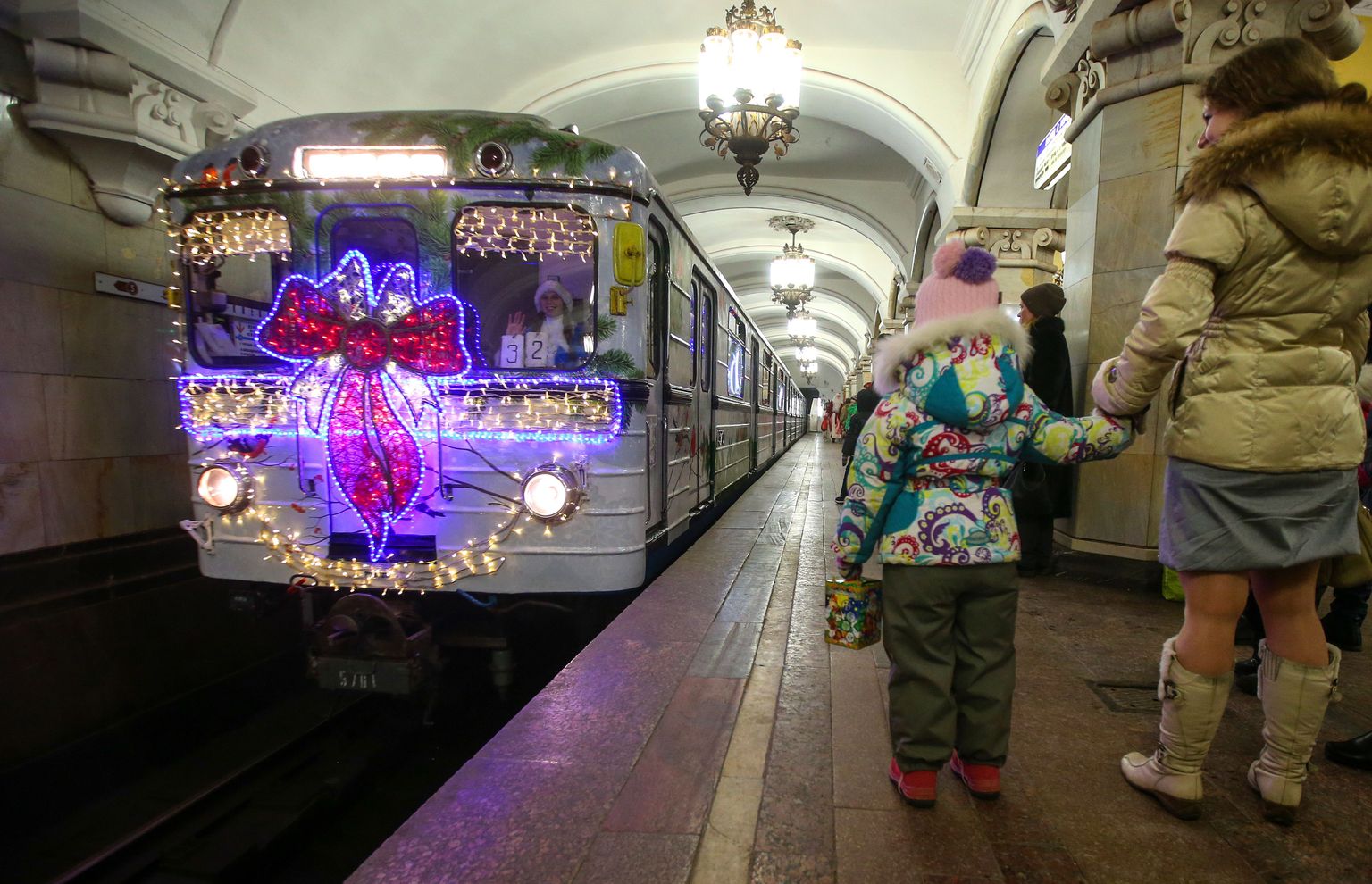 Pühade perioodil sõitis Moskvas jõuluehtes metroorong.