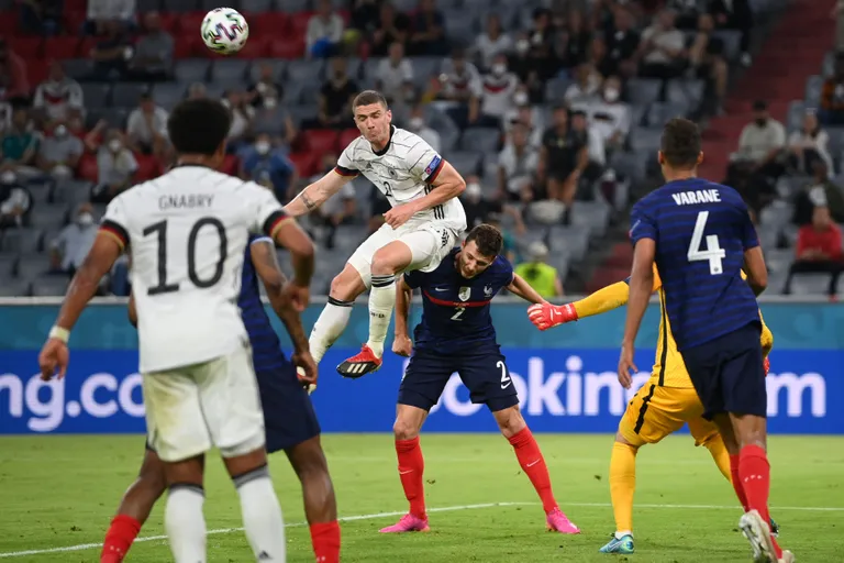 Benjamin Pavard sai Robin Gosensilt (kõige kõrgemal) korraliku vopsu.