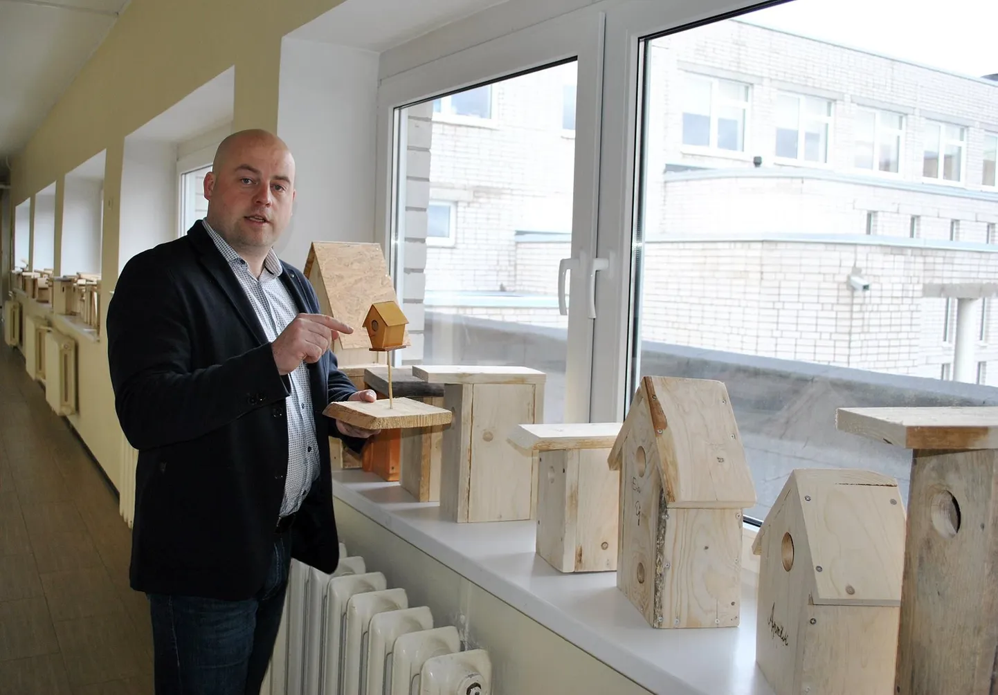 Vinni vallavanem Rauno Võrno leidis lindude pesakastide seast ka sääse- või parmuperele mõeldud katusealuse.
