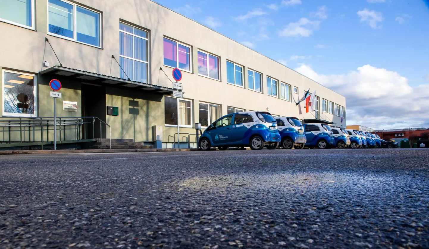 Tartu hooldustöötajate kõik 16 elektriautot on sõidukorras, kuid nende remondi hind hakkab lähenema auto jääkväärtusele. Nii vahetab Kalda päevakeskus välja kuus elektriautot.