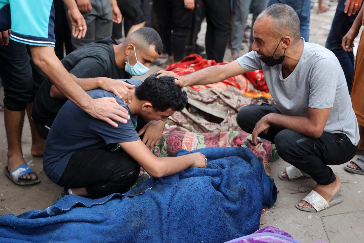 Inimesed leinamas lähedaste kehade juures Gaza linnas pärast üle 90 inimese surma põhjustanud Iisraeli rünnakut koolile, mida ümberasustatud palestiinlased kasutasid ajutise peavarjuna 10. augustil 2024. aastal.