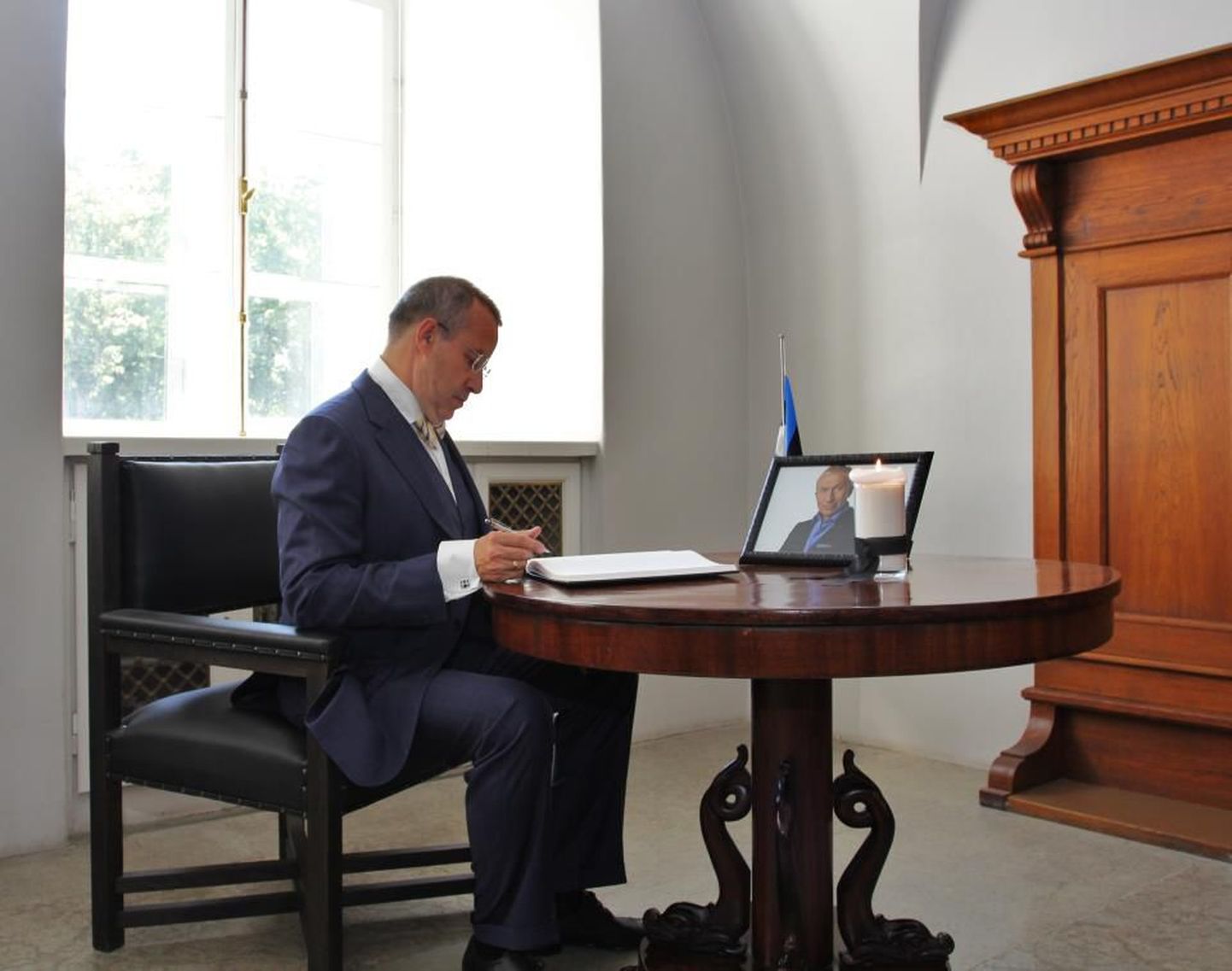 President Toomas Hendrik Ilves kirjutab Raivo Järvi kaastundeavalduste raamatusse.