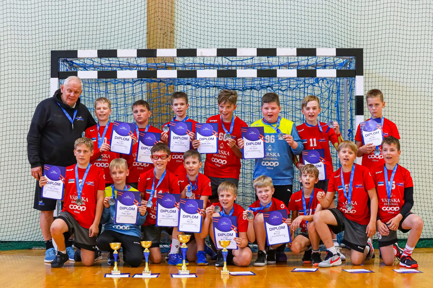 Põlva spordikooli käsipallipoisid naasid koju hõbedaga.