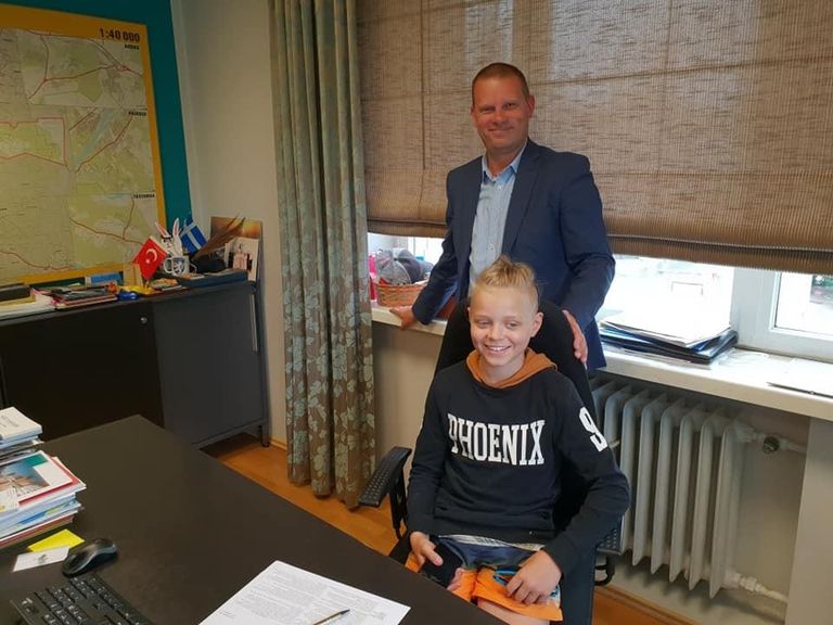 Praeguse linnapea Romek Kosenkraniusega sai ühispildi teha 14aastane Kenneth, kes näeb end tulevikus meeri toolil istumas.