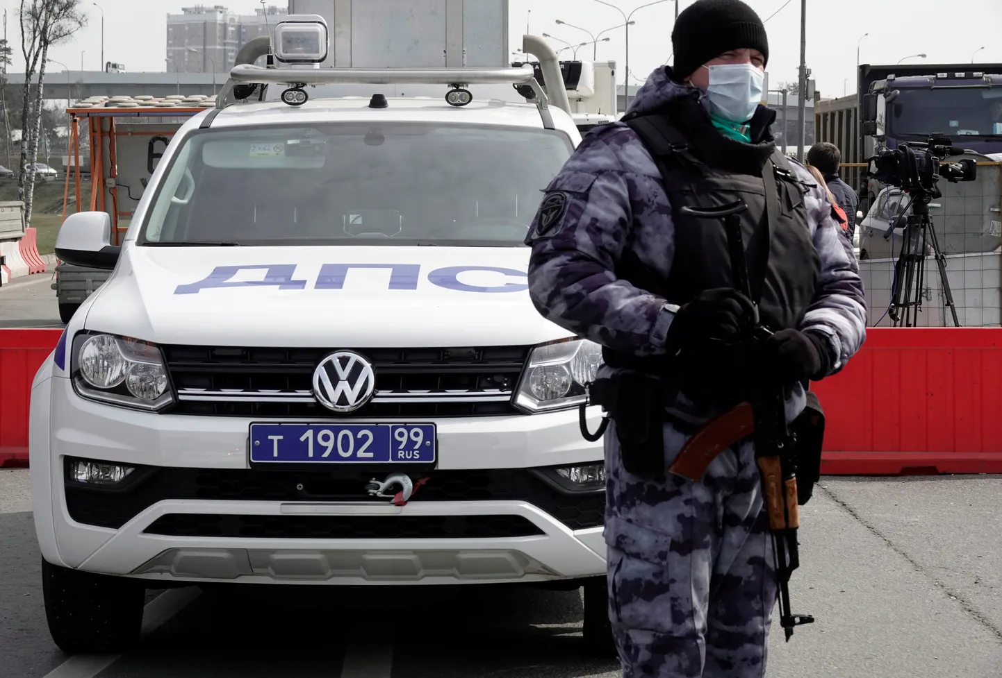 Сотрудники ДПС, 12 апреля в Москве. Иллюстрация