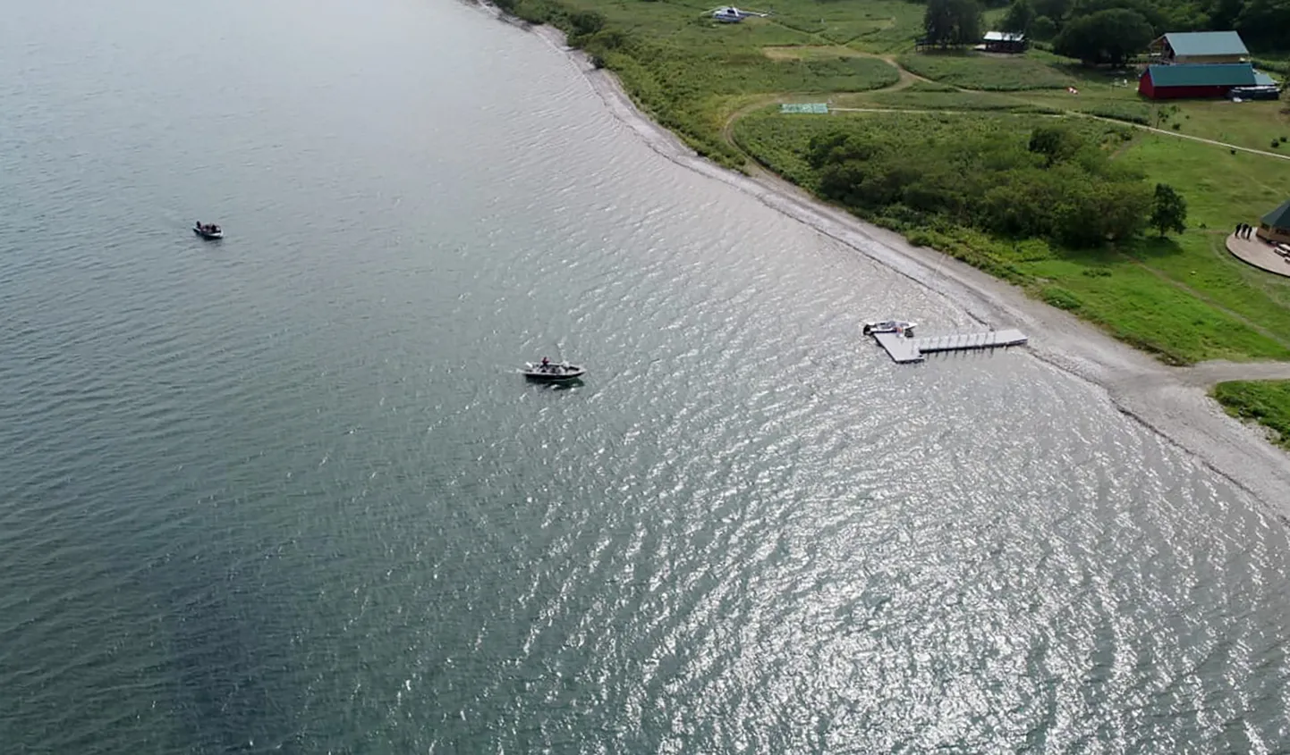 Päästetöötajad Venemaal Kamtšatkal Kuriili järvel, kuhu kukkus turiste transportinud helikopter