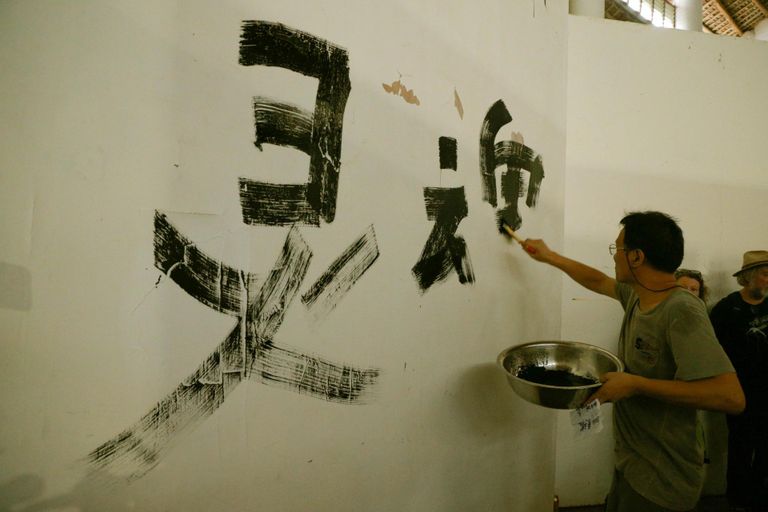 Pärnakad Al Paldrok ja Taje Tross sattusid Hiinasse tegevuskunstifestivalile perfomance'it tegema just taifuuni ajal.