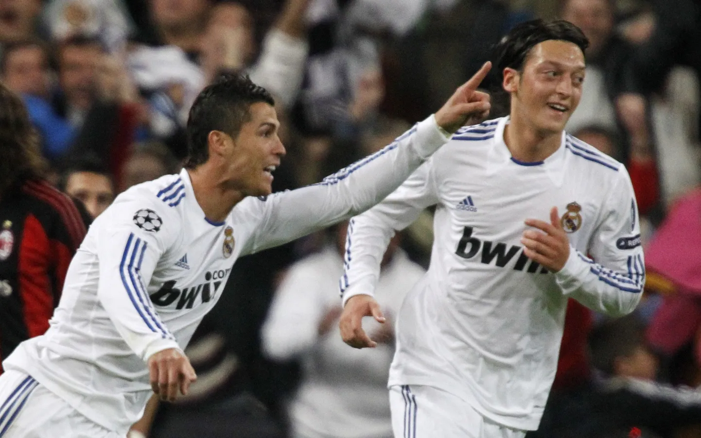 Cristiano Ronaldo (vasakul) ja  Mesut Özil