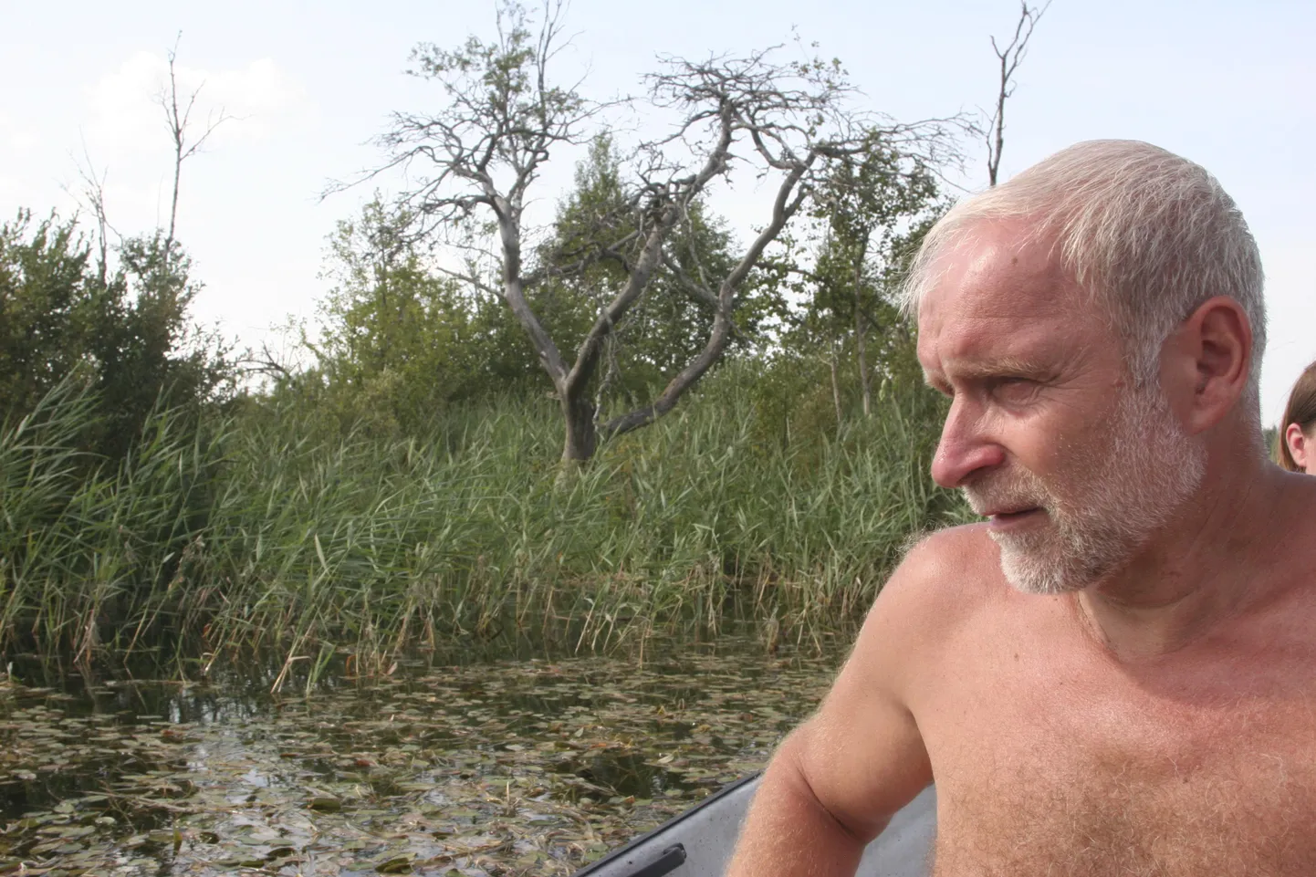 Toomas Uudeberg männiga saare juures, mis suurest turbaõõtsikust alles jäi.