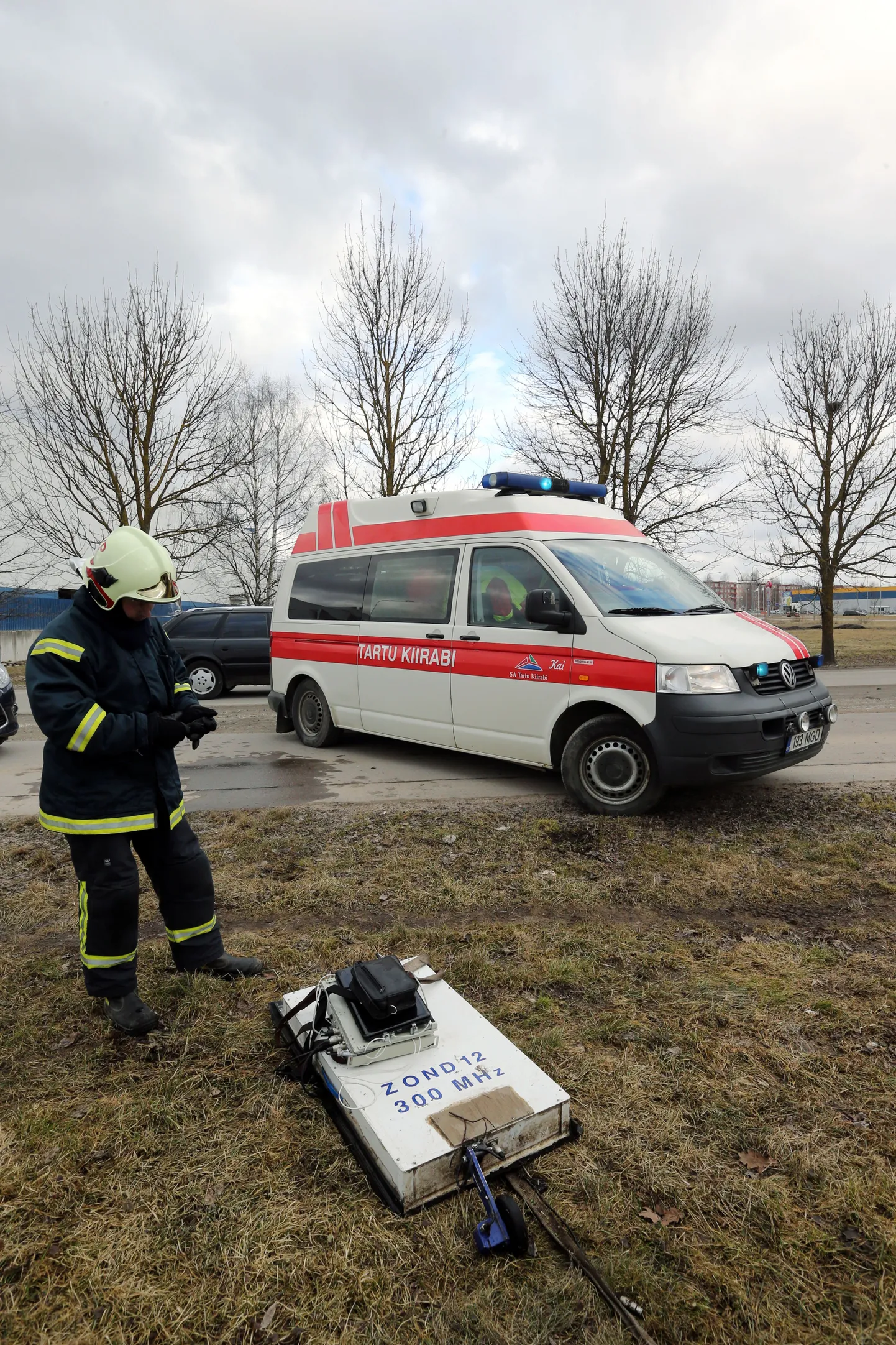 Kohal olid kiirabi ja päästjad, esiplaanil veest välja tiritud aparatuur.