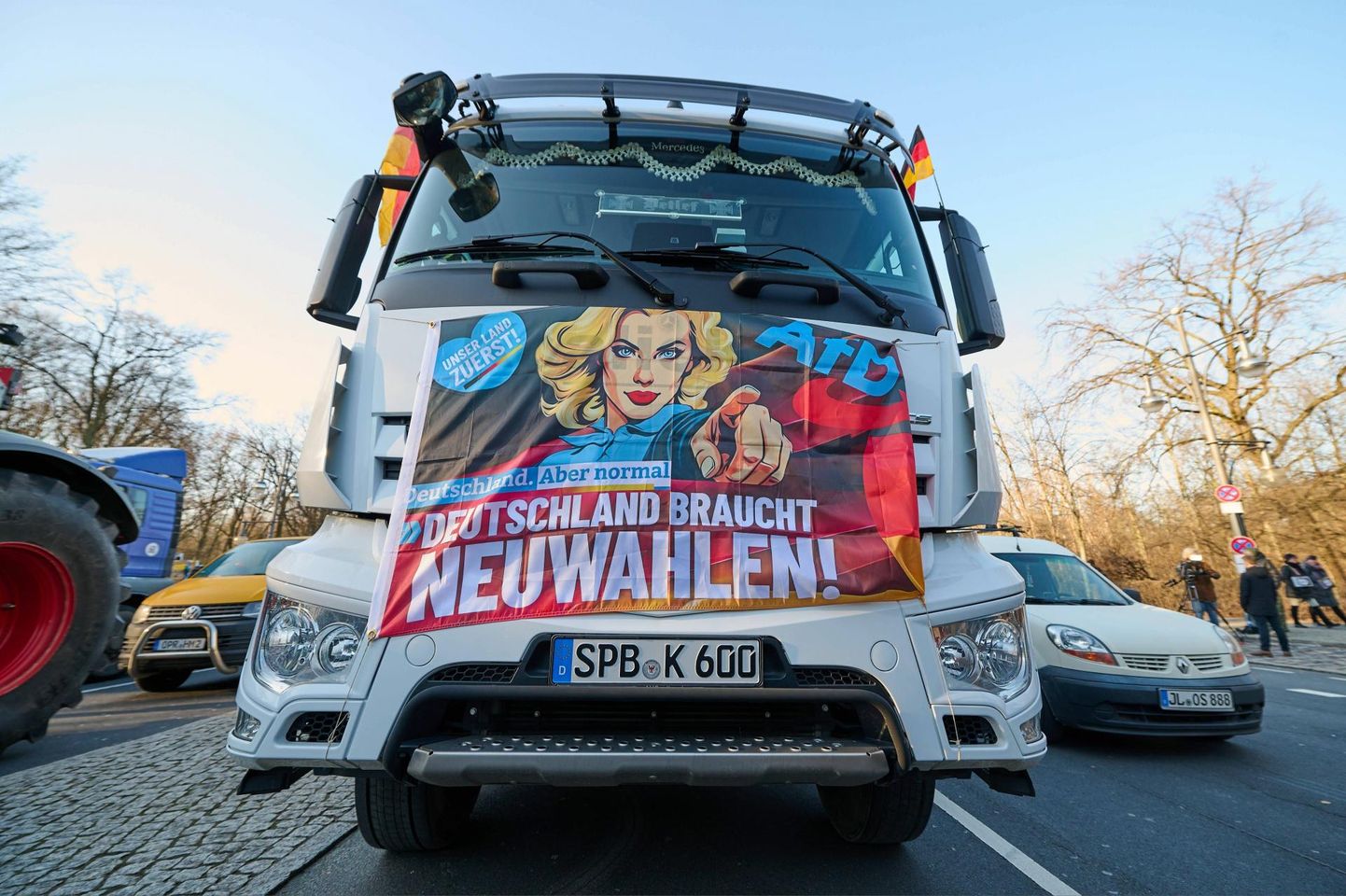 Põllumeeste valitsusvastane meeleavaldus Berliinis. Traktoritel ja veokitel võis näha paremäärmusliku partei Alternatiiv Saksamaale (AfD) logoga plakateid, millest ühe tekst teatab, et Saksamaa vajab uusi valimisi.