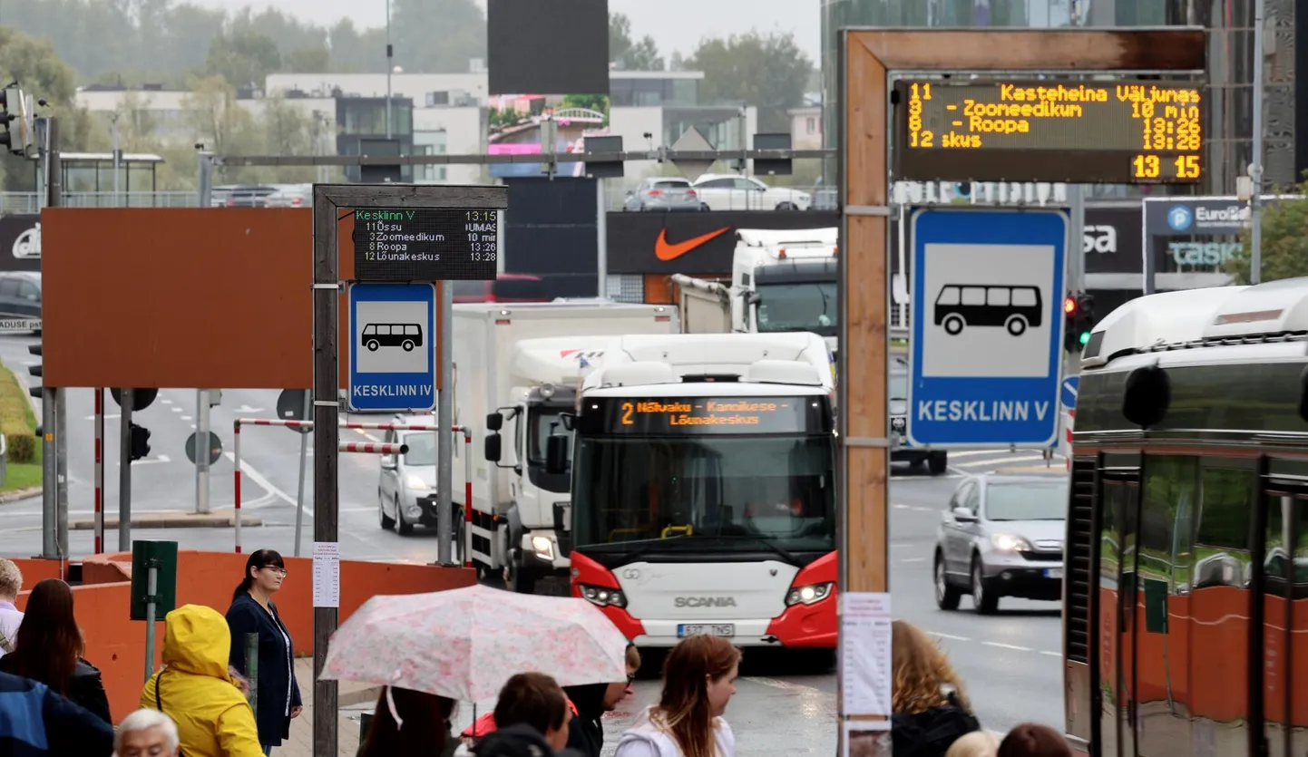 Kaubamaja kõrval töötasid esmaspäeval kõrvuti uus ja vana bussiinfotabloo. Uus oli Kesklinn IV ja vana Kesklinn V peatuses.