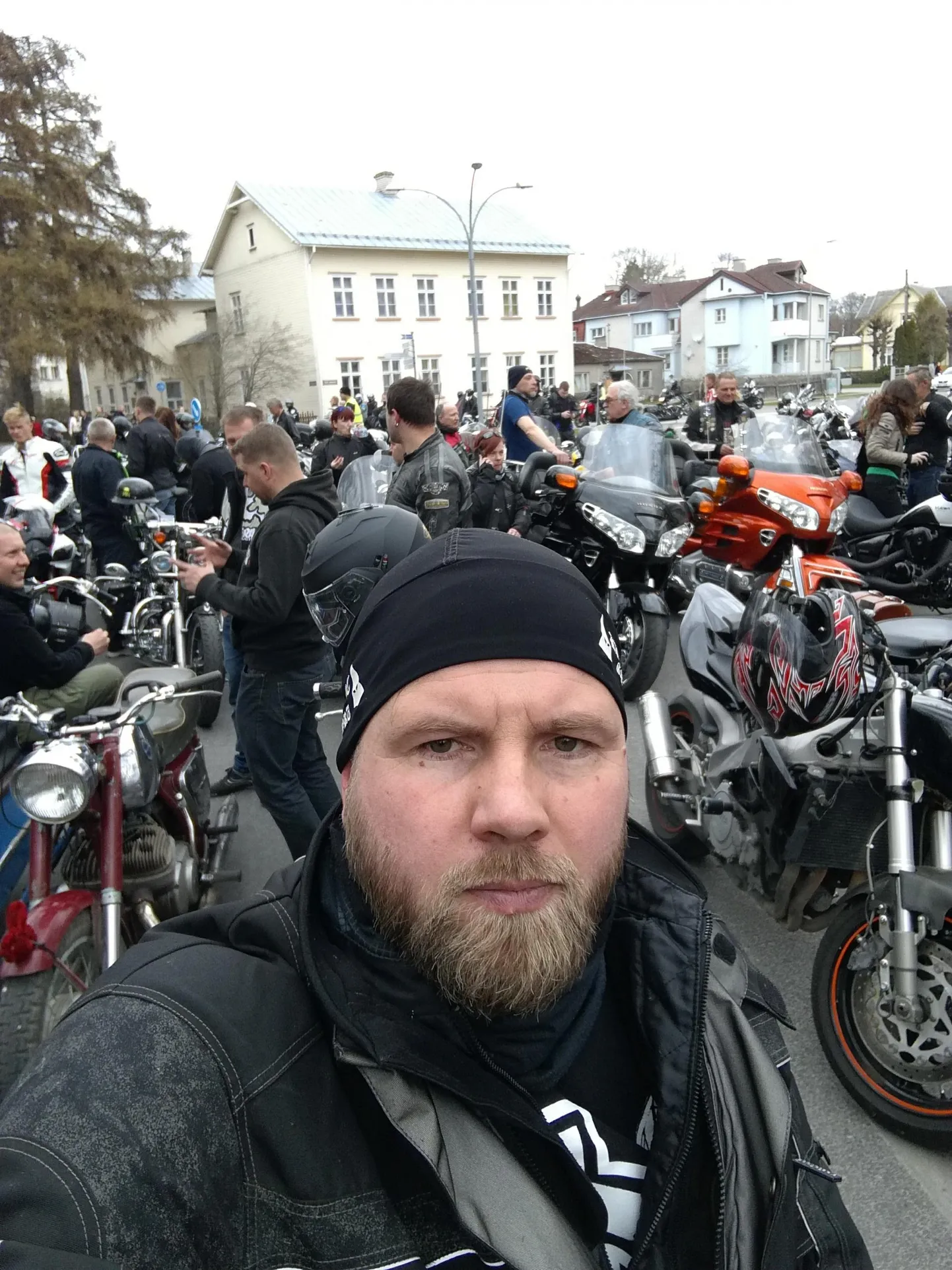 Kuigi Tarvi Tuvi ühtegi tsikliklubisse ei kuulu, satub ta teinekord motomeeste kokkutulekutele.