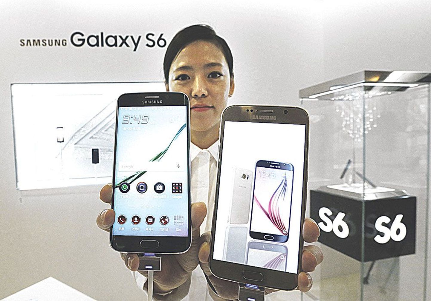В столице Южной Корее Сеуле прошла презентация смартфонов Samsung Galaxy S6 Edge (слева) и Galaxy S6. 