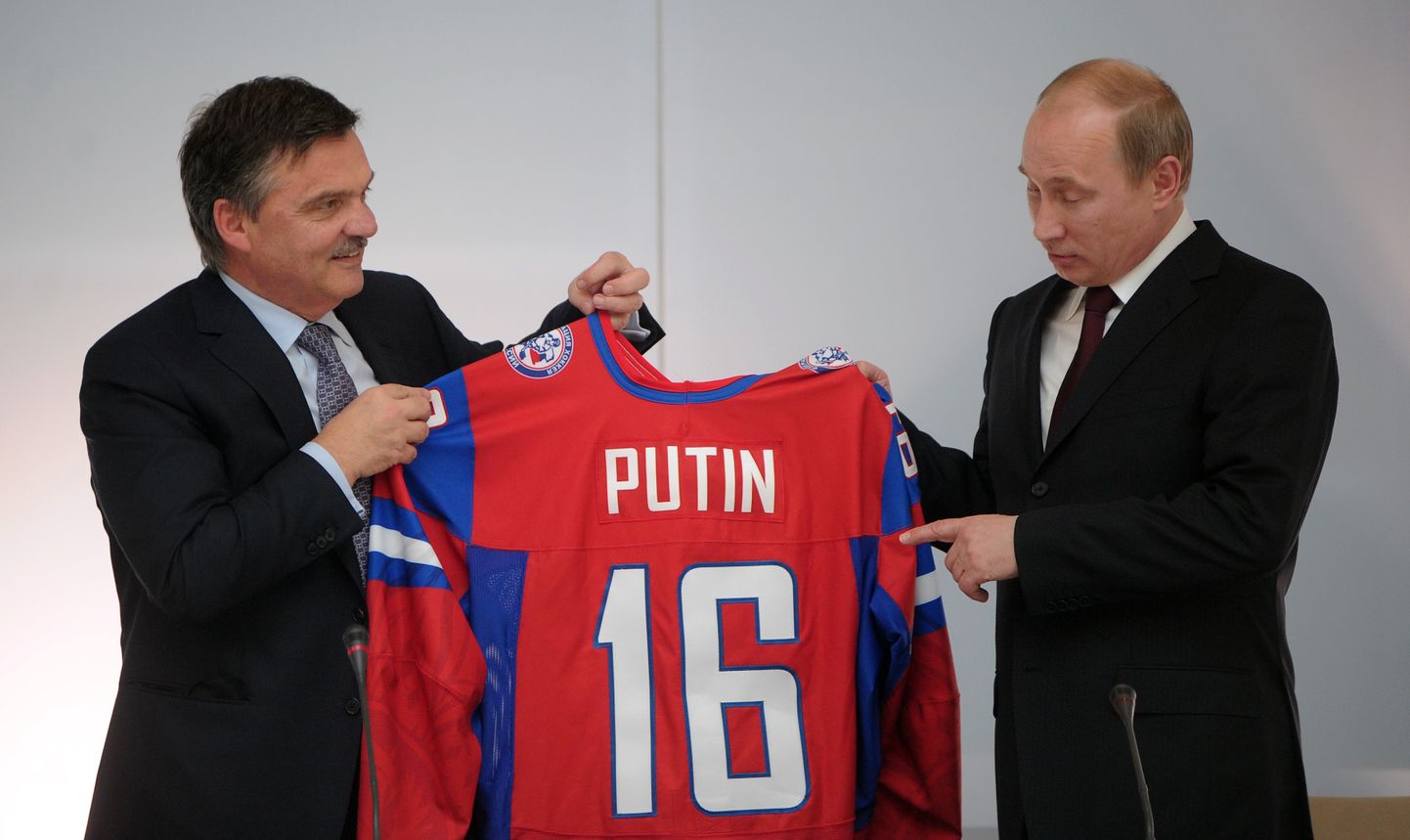 Rene Faseli ja Vladimir Putini sõprus ulatus aastate taha. Sel fotol annab šveitslane 2011. aasta MMi korraldusõiguse tähistamiseks Venemaa presidendile üle nimelise hokisärgi.