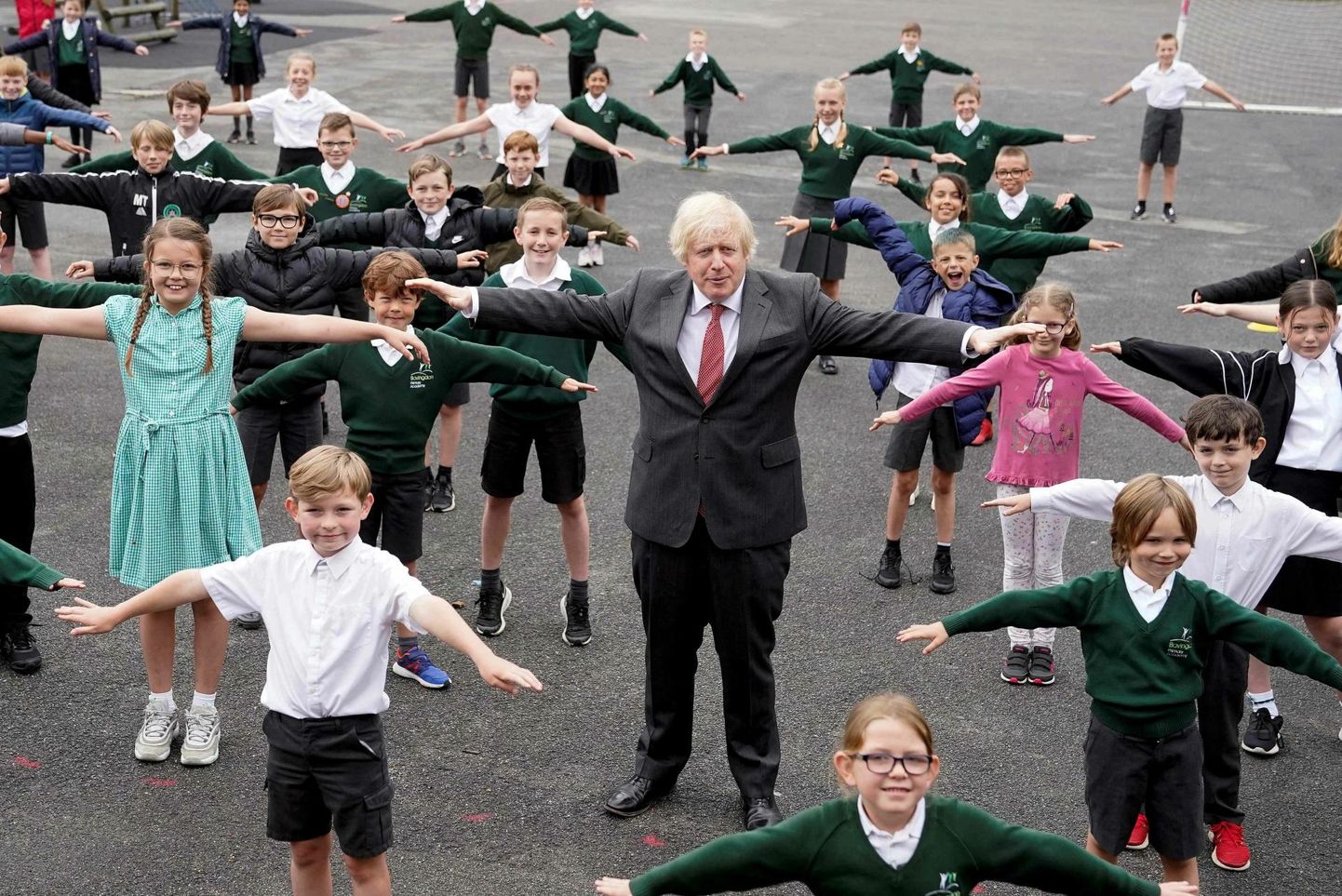 Suurbritannia toonane peaminister Boris Johnson liitus 2020. aasta juunis külaskäigul Hertfordshire’i Bovingdoni algkooli õpilastega ning tegi nendega Covidi-pandeemia aegsel «sotsiaalselt distantseeritud» moel kaasa liikumisharjutusi.