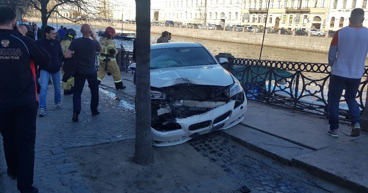 Video ja foto: Peterburis rahvahulka paiskunud autolt löögi saanud Eesti naisel tuvastati ninaluumurd