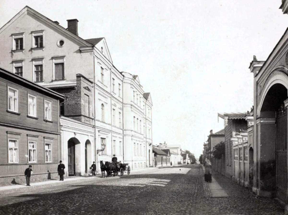 Praegu kannab maja, kus rahuläbirääkimisi peeti, aadressi Vanemuise 35 ning see on paljuski ümber ehitatud. Toona kandis Vanemuise tänav Aia tänava nime.