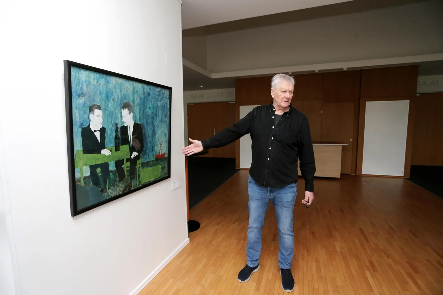 Kunstikoguja Mart Erik (70) rääkis Raul Rajangu maali «Kaks meest ja monument» juures, et kunstnik on selle vasakpoolse alumise nurga rebinud ahjus tule süütamiseks.