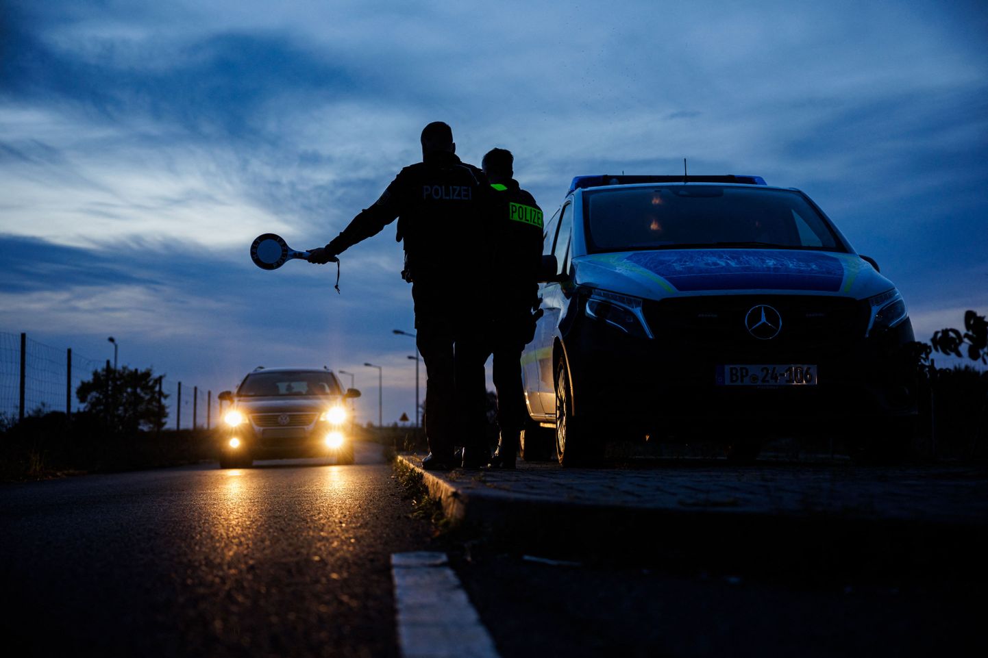 Saksamaa politsei teostamas pistelist kontrolli Poola piiri ääres. NB! Foto on illustreeriv.