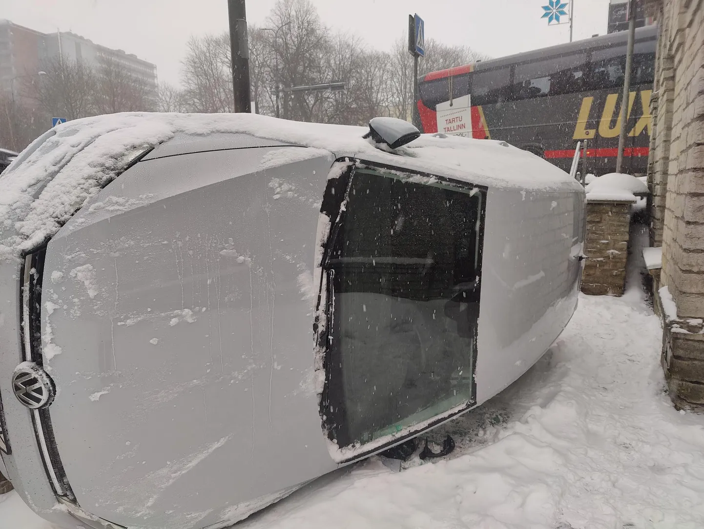 Перевернутый автомобиль возле Тартуского шоссе.