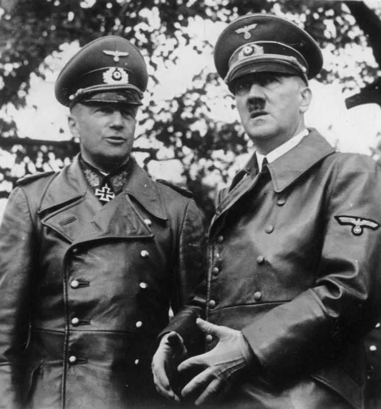Oktoober 1939. Brauchitsch (vasakul) koos Hitleriga(paremal) Varssavis.
