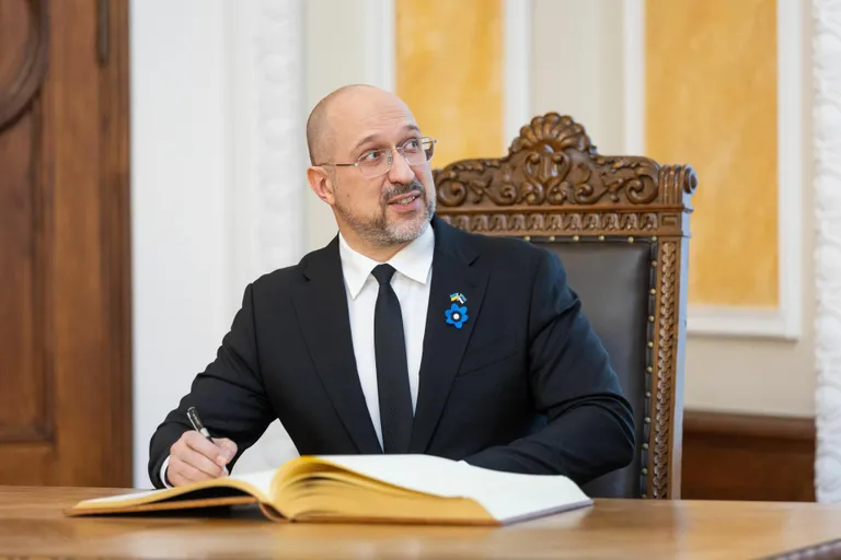 Премьер-министр Украины Денис Шмыгаль встретился с председателем Рийгикогу Лаури Хусаром и сделал запись в книге посетителей Рийгикогу.
