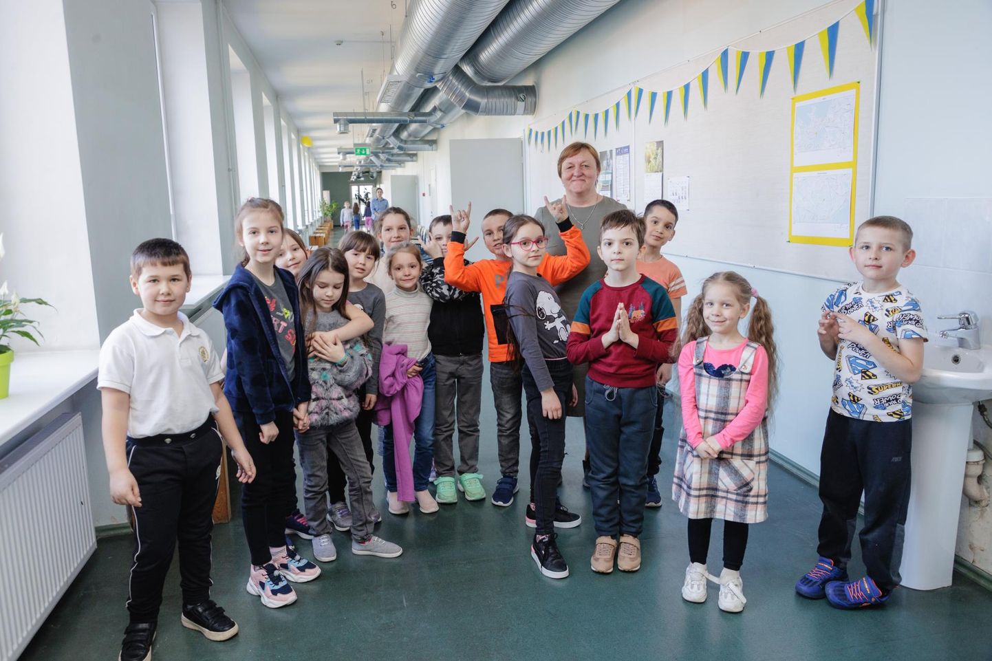 Tallinnas asuva Ukraina sõjapõgenike Räägu kooli õpilased ja õpetaja Natalja ­Mjalitsina. 