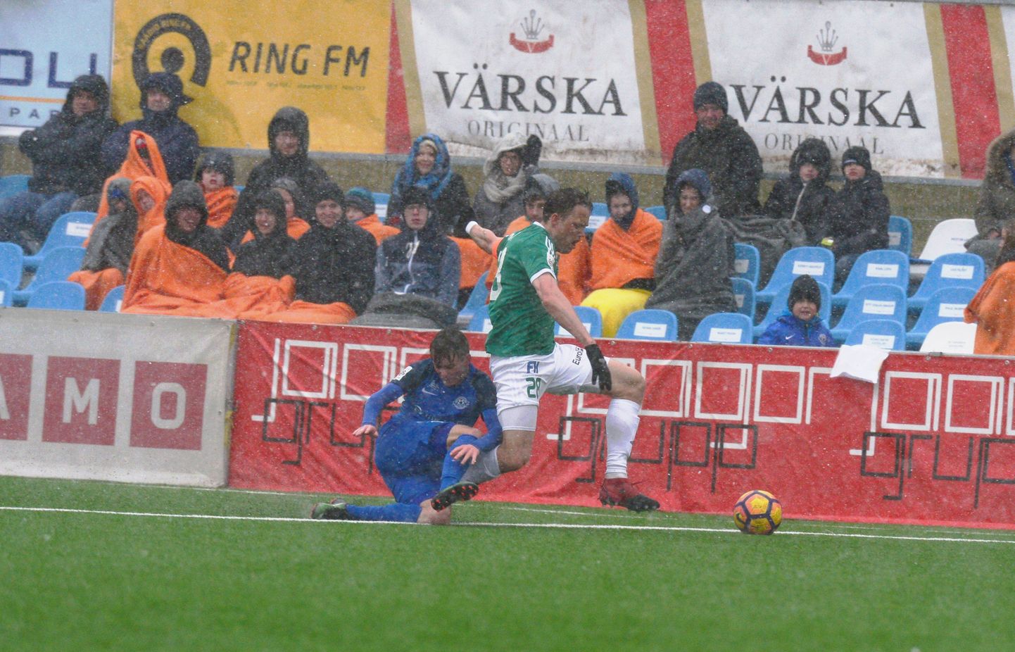 22. aprillil võõrustas Tammeka Sepa staadionil Tallinna FC Levadiat. Mängu ajal sadas vihma, rahet ja lörtsi, tribüünil kössitanud pealtvaatajad olid matši lõpuks korralikult läbi vettinud.