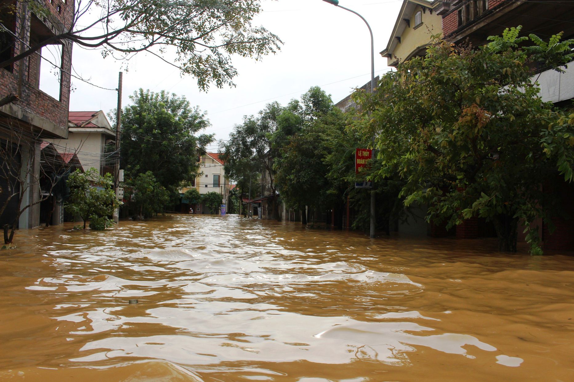 Vitenami keskosas Quang Binhis tänavad vallutanud tulvaveed.