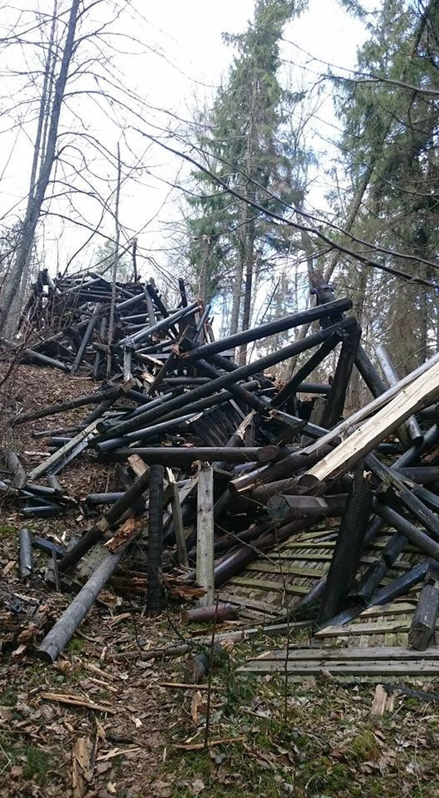 В Ийзаку сильный ветер повалил смотровую вышку.