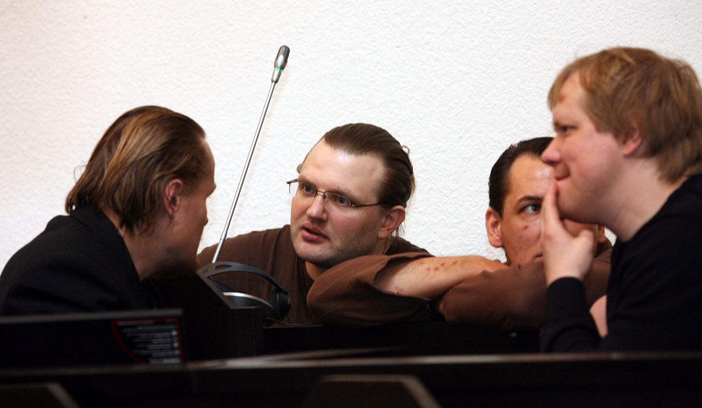 Eluaegsed vangid Romeo Kalda ja Andrei Tali (keskel)  peavad aru oma kaitsjate Janek Valdma (vasakul) ja Sven Sillariga.