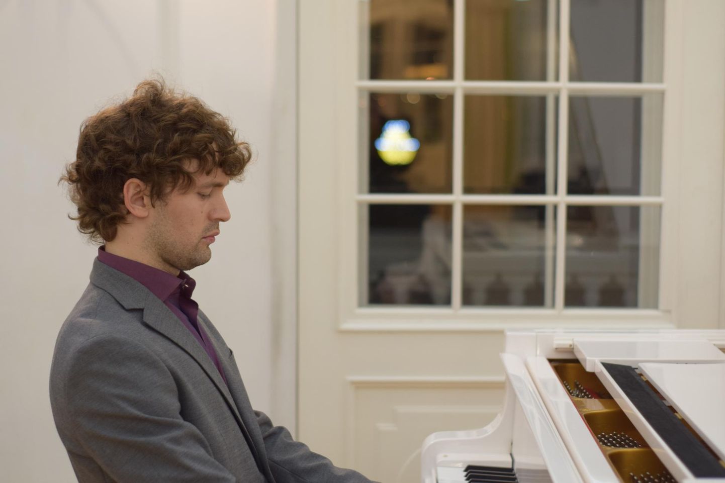 Pianist Jaan Ots mängib klaveril läbi kõik 12 kalendrikuud ja vahelduvad aastaajad.