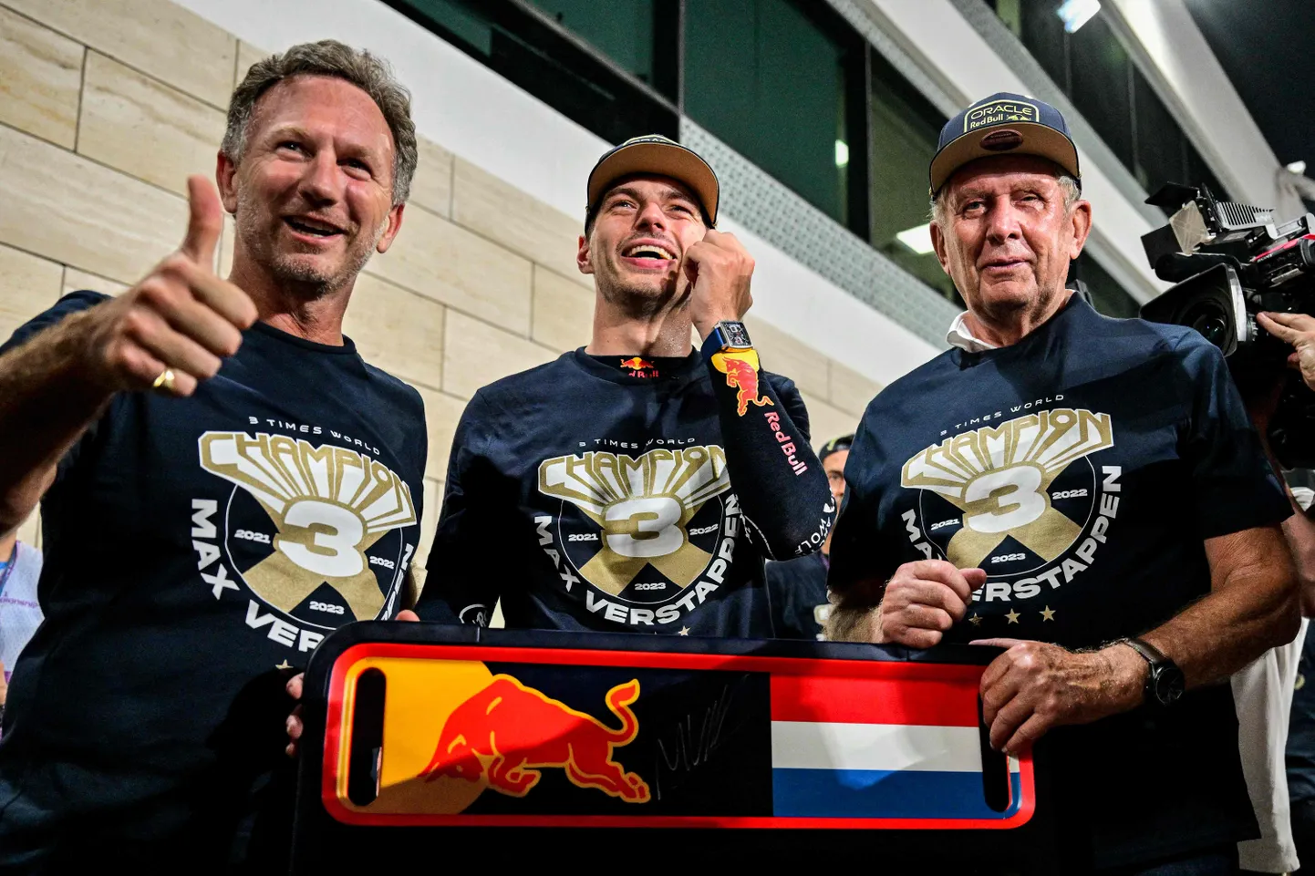 Red Bulli tiimipealik Christian Horner (vaskul) ja tiimi nõustaja Helmut Marko (paremal) päris ühte jalga enam ei käi.